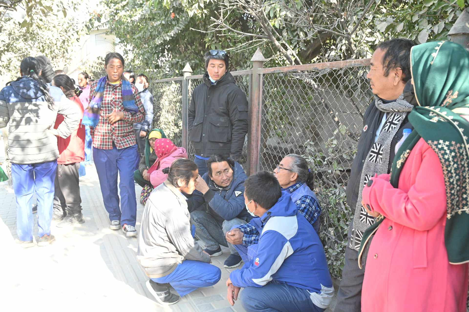 बम्जन पक्राउ परेपछि महाराजगञ्जमा भेला भए समर्थकहरू, भन्छन्- गुरुको दर्शन गर्न आयौँ (तस्वीरहरू)